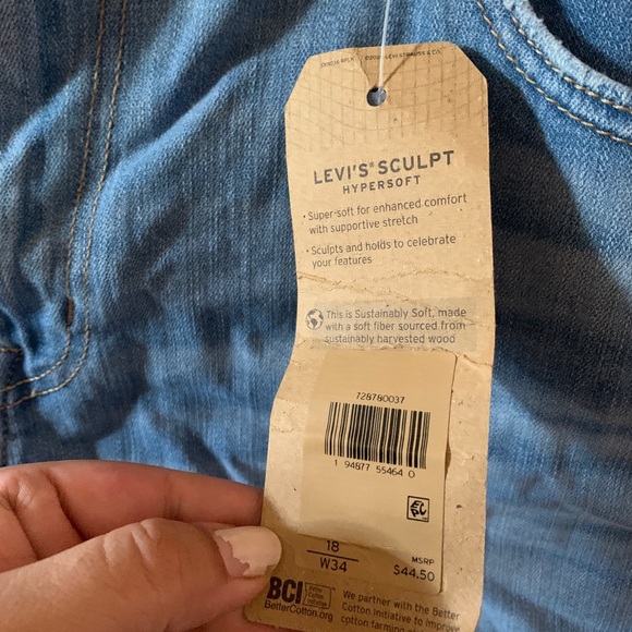 Levi Cut-Offs 👢 - Picture 3 of 5